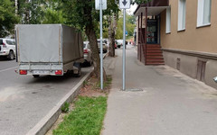 В Кирове дорожные знаки «атакуют» тротуары