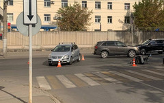 В Кирове на Октябрьском проспекте столкнулись автомобиль и электровелосипед