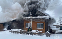 В Котельниче пожарные тушат частный дом на переулке Свердлова