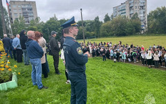 Сотрудники МЧС взяли под охрану все школы Кировской области в День знаний