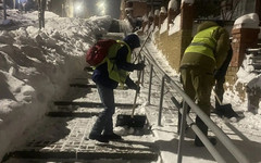 В Кирове дороги и тротуары посыпают от наката