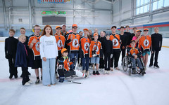 Кировской школьнице подарили сани для хоккея спустя год после спасения жизни человеку