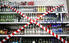 В День знаний в кировском минимаркете продавали алкоголь из-под прилавка. ВИДЕО