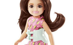 В продаже появится первая кукла Barbie со сколиозом
