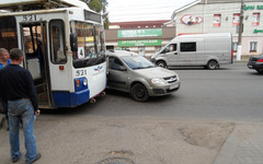 На улице Ленина водитель Lada Largus «подрезал» троллейбус