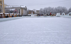 На Театральной площади закрыли каток после жалоб кировчан на плохой лёд