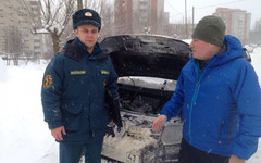 Чепецкий полковник МЧС, будучи в отпуске, потушил горящий автомобиль