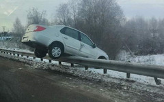 Под Кировом автомобиль повис на ограждении, едва не улетев с моста