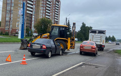 В Кирове экскаватор-погрузчик столкнулся с легковушкой