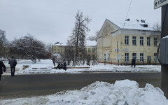 «Кировчанам пока придётся потерпеть»: в администрации города прокомментировали упавший около школы светофор