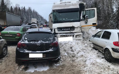 В Слободском районе водитель «КамАЗа» устроил массовое ДТП