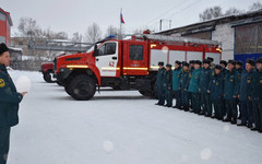 В Кировской области в Омутнинске установили памятник пожарному автомобилю