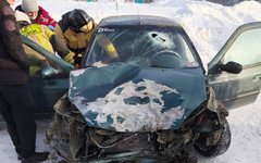 В Советском районе извлекли из иномарки женщину после ДТП с грузовиком