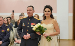 Супруги из Кирова отметили серебряную свадьбу во Дворце бракосочетания