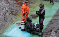 В Петербурге при падении автобуса в реку погибли три человека