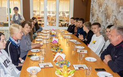 Глава города Елена Ковалёва посетила лагерь в Зонихе, где отдыхают дети из ЛНР