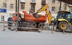 Из-за аварии на теплосетях коммунальщики сняли участок нового асфальта на Горького