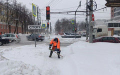 Со снегопадом в Кирове борются больше 120 единиц техники