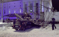 Вчера на глазах у кировчан на главной площади города рухнула сцена (ФОТО+ВИДЕО)