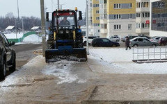 Кировским подрядчикам предложили чистить тротуары ледоскалывателями