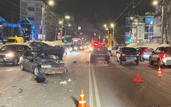 На проспекте Строителей в Кирове столкнулись три легковушки