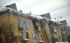 В центре Кирова на прохожих с крыш падает снег