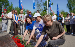 В День трудовой доблести активисты и сторонники «Единой России» почтили память тружеников тыла