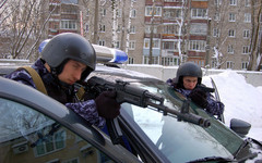 В центре Кирова парень пытался вскрыть бар среди ночи