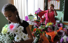 «В этом году решили экономить»: сколько россияне потратят на подарки ко Дню учителя