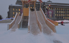 На горке на Театральной площади обновят ледовое покрытие