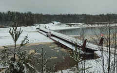 Движение по понтонному мосту через Лузу продолжается