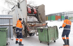 В Кирове мусоровозы не могут подъехать к контейнерам из-за машин