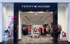 Магазины одежды Tommy Hilfiger могут возобновить работу в России до конца 2023 года