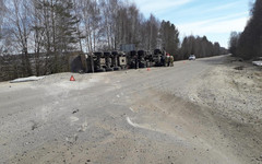 В Уржумском районе на трассе перевернулась фура