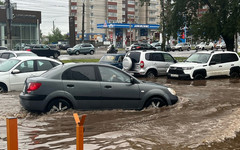 В кировском таксопарке рассказали, почему цены на такси резко взлетели во время ливня