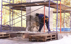 В Кирове начали благоустраивать мемориальные комплексы
