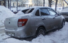 В Кирове коммунальщики сбросили снежную глыбу с крыши на припаркованную машину