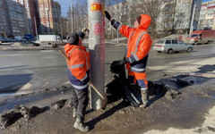На улицах Кирова убирают несанкционированную рекламу