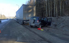 В Кирове Chevrolet врезалась в припаркованный КамАЗ