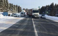 В Слободском районе в ДТП с фурой пострадали два человека