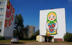 На одном из домов Кирова появилась огромная матрёшка