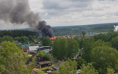 В Нововятске загорелись жилые дома: огонь тушили почти 50 пожарных