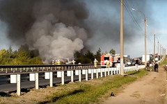 Новый мост стоит: на въезде в Киров сгорел автомобиль