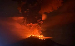 В Индонезии из-за извержения вулкана может случится цунами