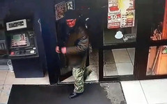 Кировчанин забрал из банкомата забытые кем-то деньги: теперь его ищет полиция