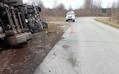 В Оричевском районе перевернулся грузовик