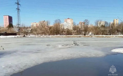 Две девочки провалились под лед в Кирове