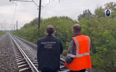 Молодой мужчина погиб под колёсами грузового поезда в Кировской области