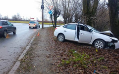 В Кирове водитель «Хендая» врезался в дерево на Производственной