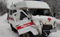 На трассе под Кировом столкнулись скорая, легковушка и грузовик